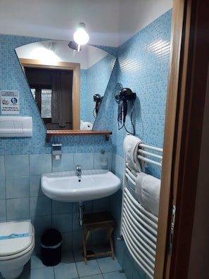 Ducha, secador de pelo, bidet, toallas
