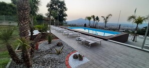 Seasonal outdoor pool, open 9:00 AM to 7:00 PM, pool umbrellas - Villa Mola (Corbara)