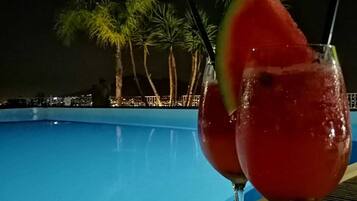 Außenpool (je nach Saison geöffnet), Sonnenschirme