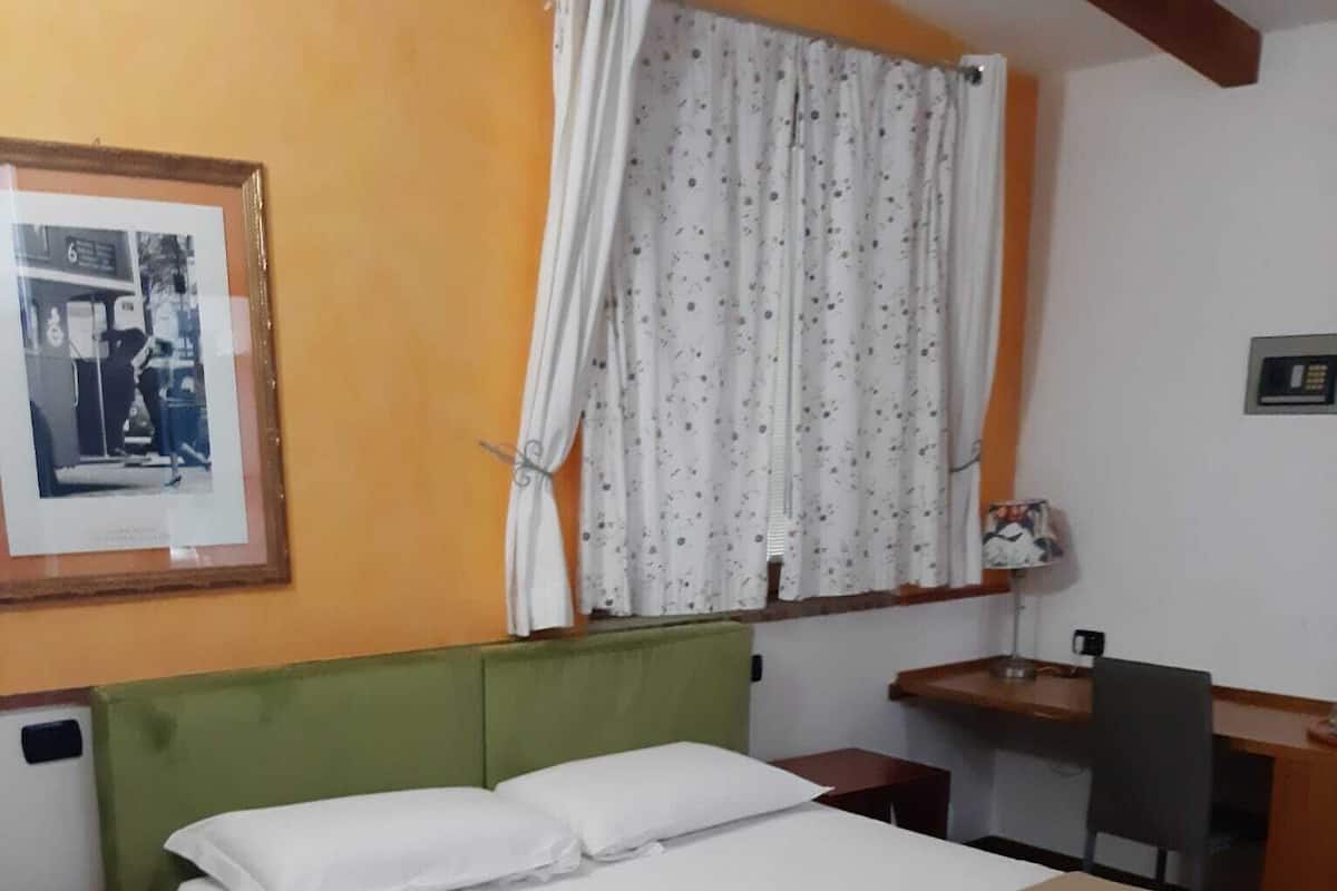 Camera Ravello | Minibar, safe på rommet, skrivebord og lydisolert