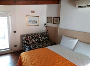 1 camera, minibar, una cassaforte in camera, una scrivania