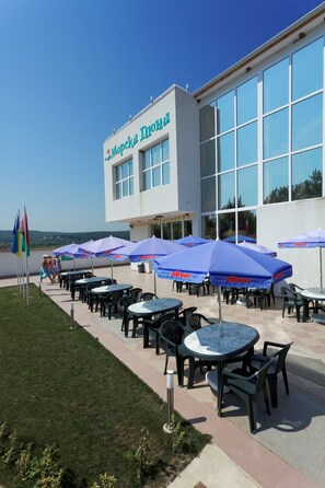 Petit déjeuner et déjeuner servis sur place, spécialités Cuisine locale