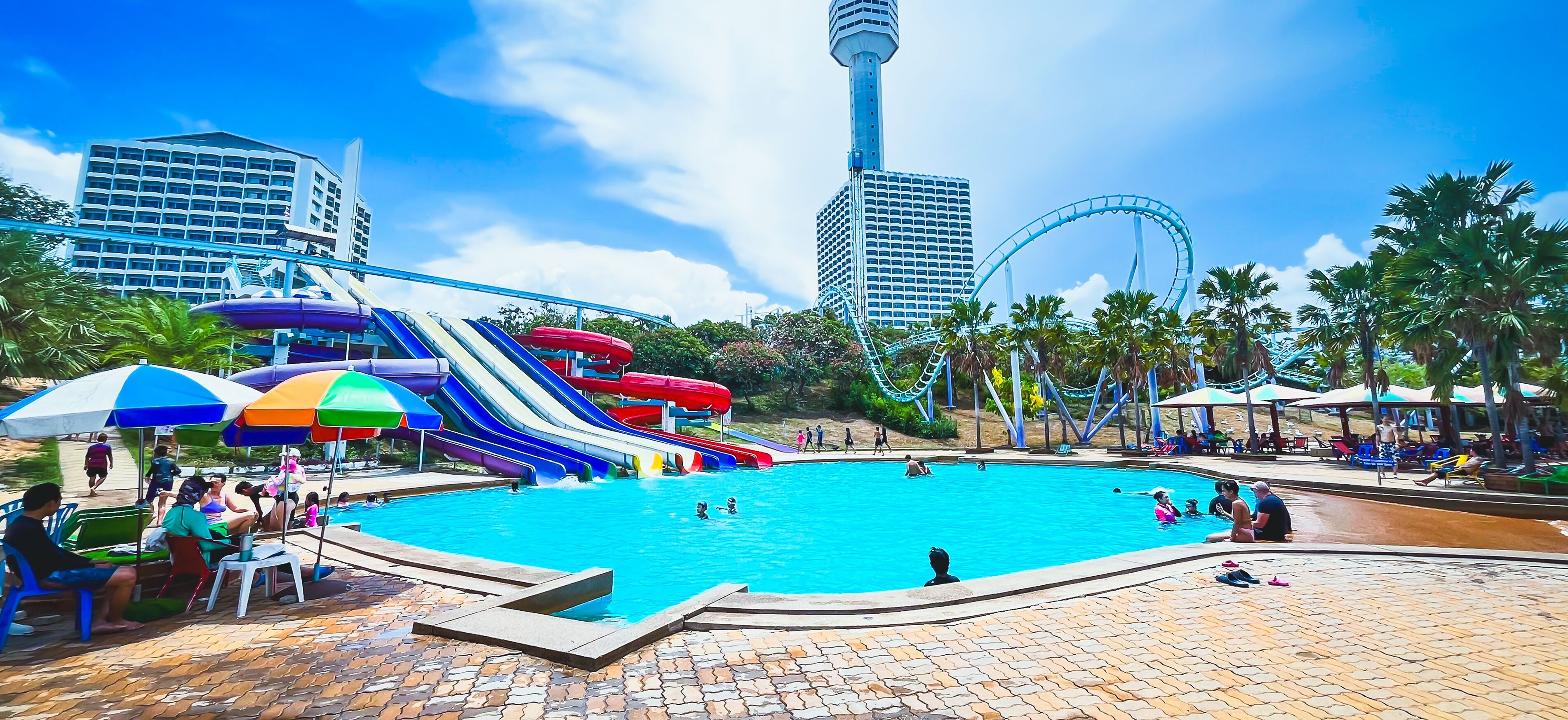 2 kolam renang outdoor, dengan kursi berjemur