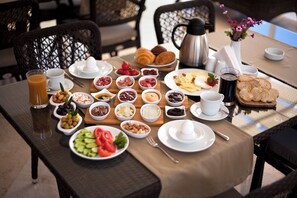 فطور كامل مجانًا يوميًا