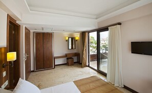 Habitación con 1 cama matrimonial o 2 individuales, Terraza (Attic ) | Escritorio y insonorización