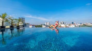 Una piscina al aire libre, tumbonas
