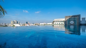 Outdoor pool, sun loungers - The Lapis Hotel (Hanoi)