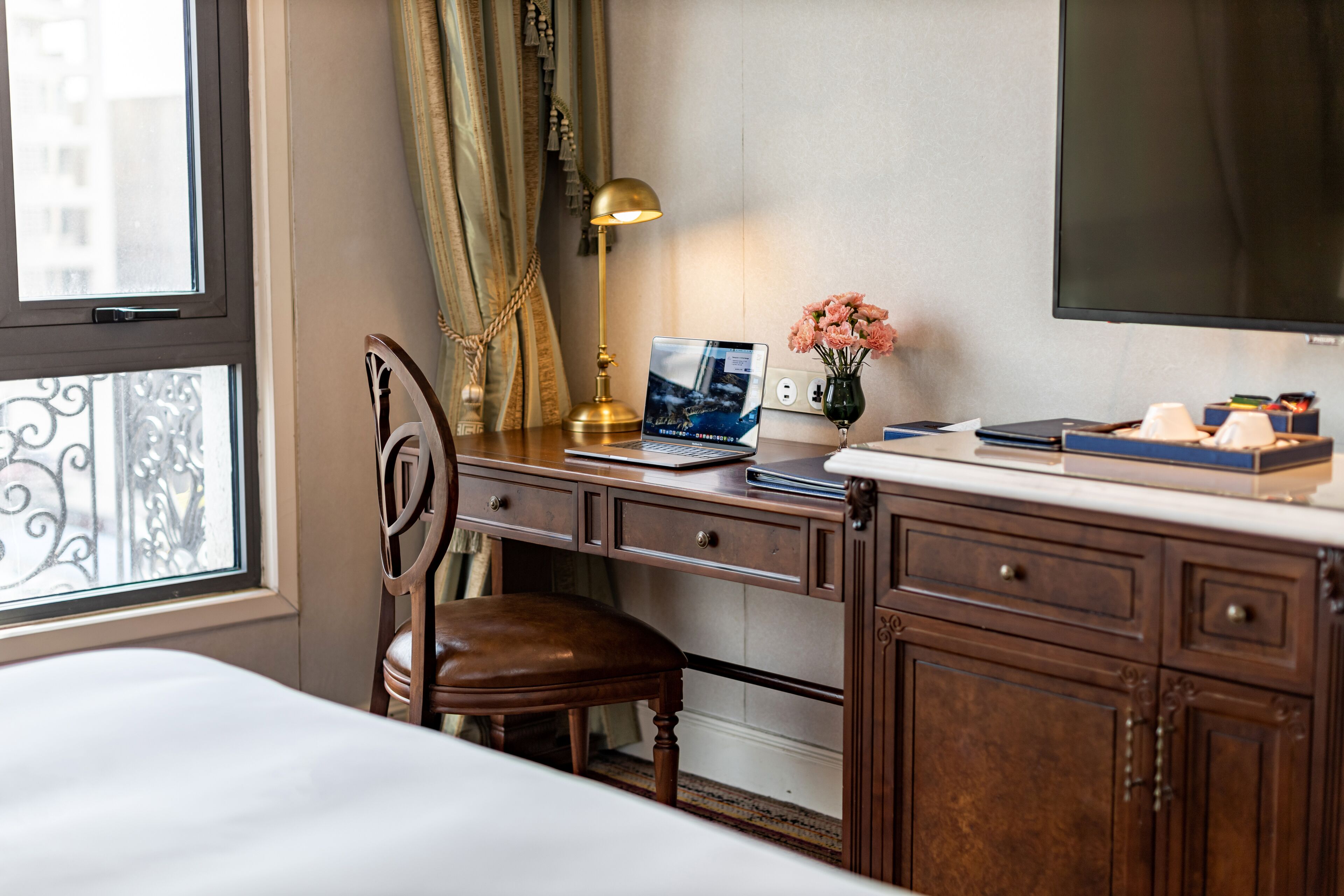 deluxe double or twin room, city view | 1 bedroom, minibar, in-room safe, desk