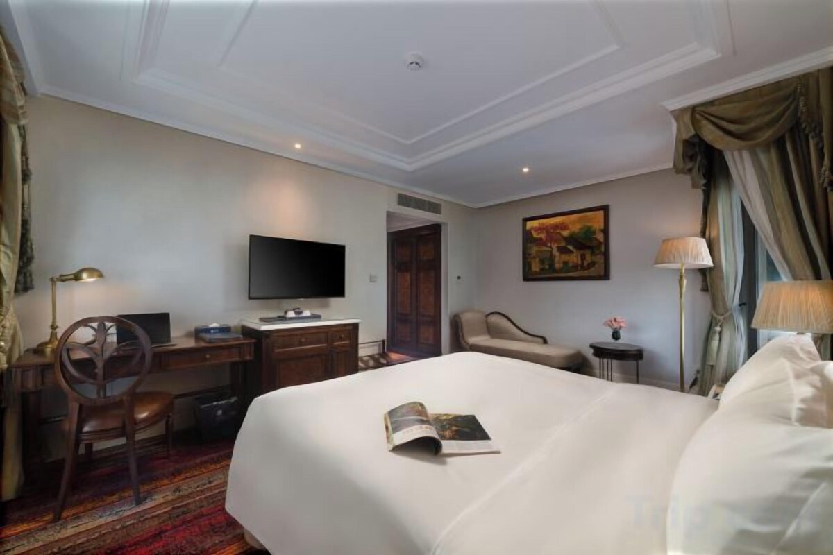 Minibar, in-room safe, desk, blackout drapes