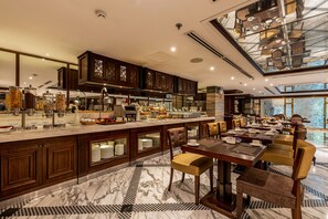 Aperto a colazione, pranzo e cena, cucina locale e internazionale