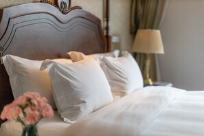 Minibar, in-room safe, desk, blackout drapes - The Lapis Hotel (Hanoi)