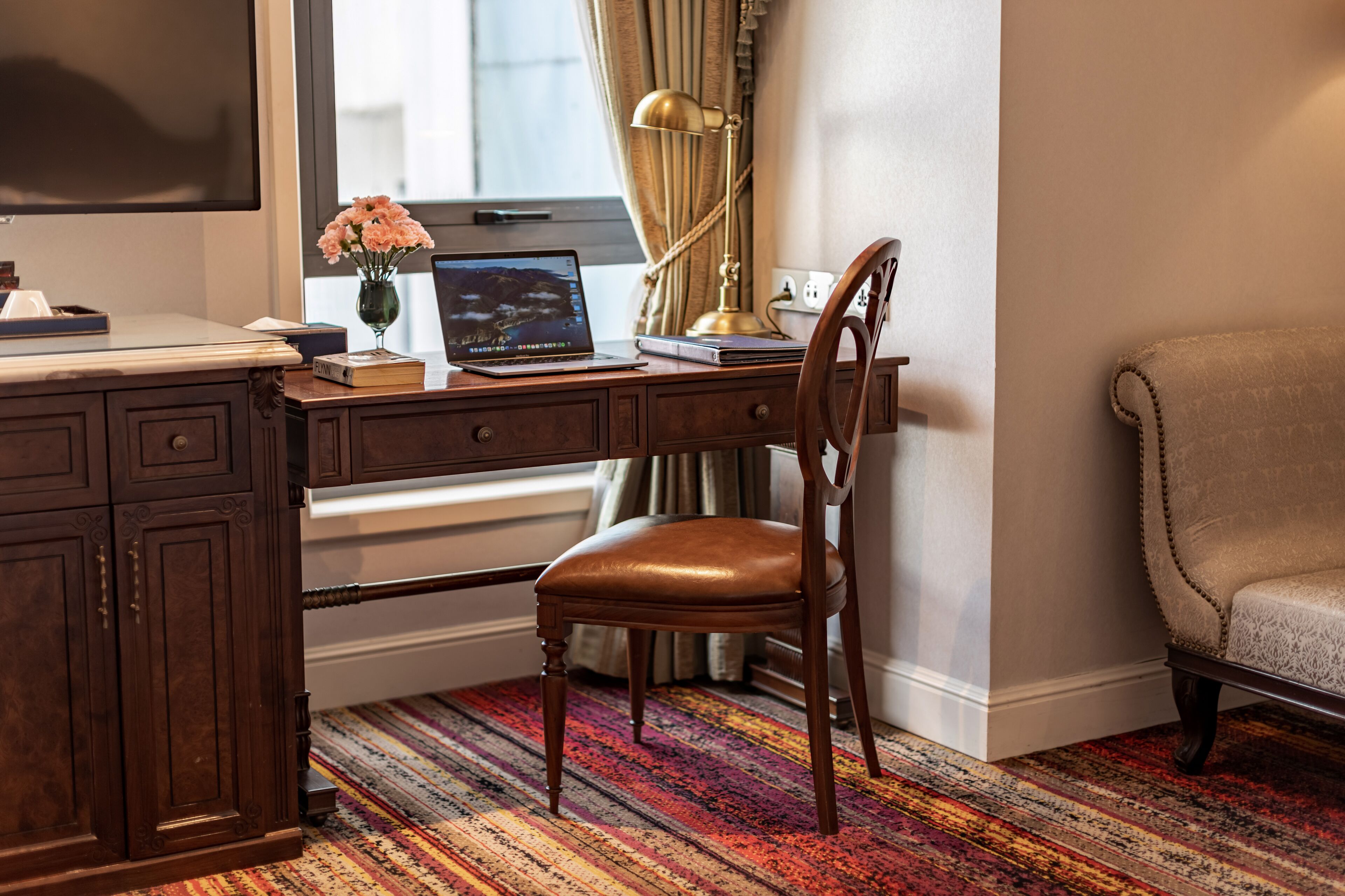 deluxe double or twin room, city view | 1 bedroom, minibar, in-room safe, desk