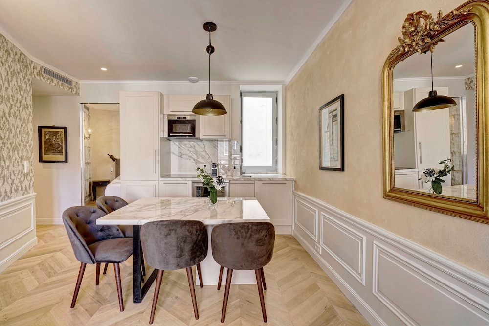 Apartments du Louvre - St Honoré by null