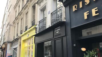 Un edificio con escaparate negro identificado con