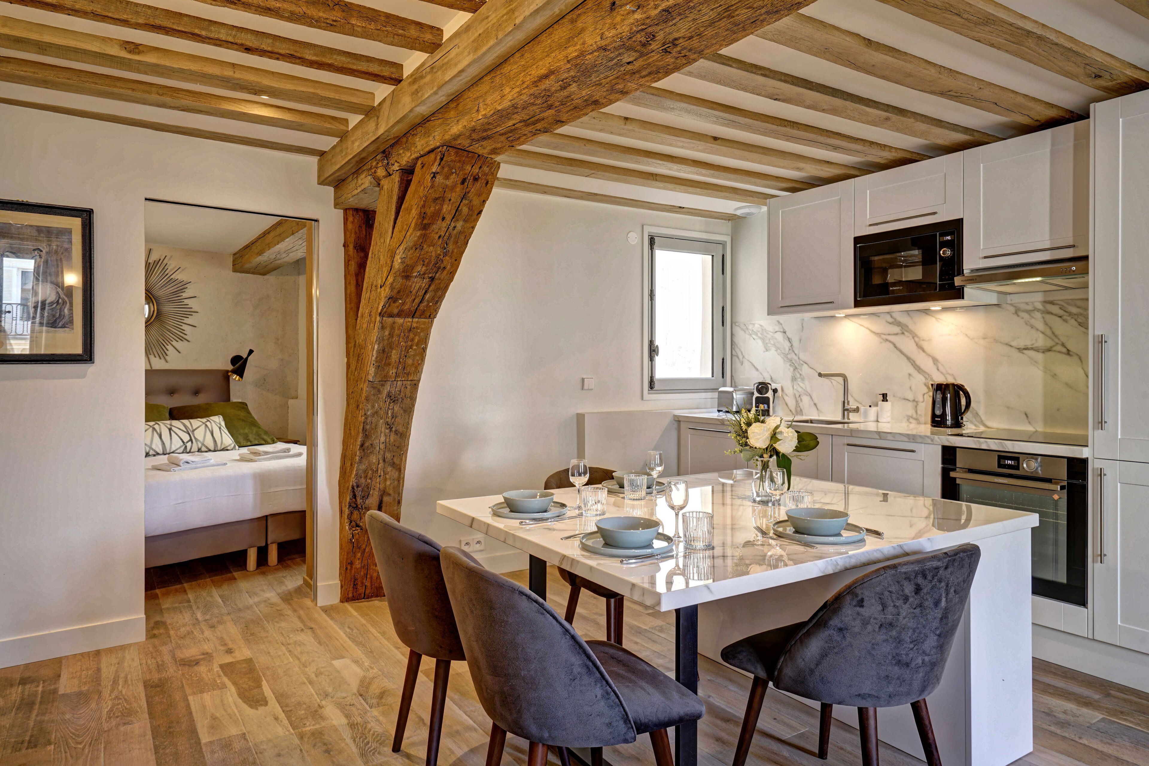 Appartement | Privékeuken | Een koelkast, een magnetron, een kookplaat, een espressoapparaat