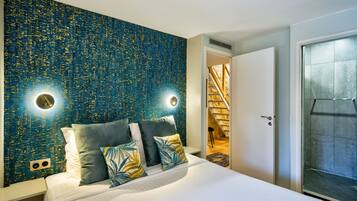 Dúplex, 2 habitaciones, Terraza, vista a la ciudad | Caja de seguridad en la habitación y decoración personalizada