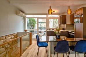 Duplex, 2 quartos, terraço, vista para a cidade | Cozinha privada | Geladeira, micro-ondas, cooktop, máquina de café expresso