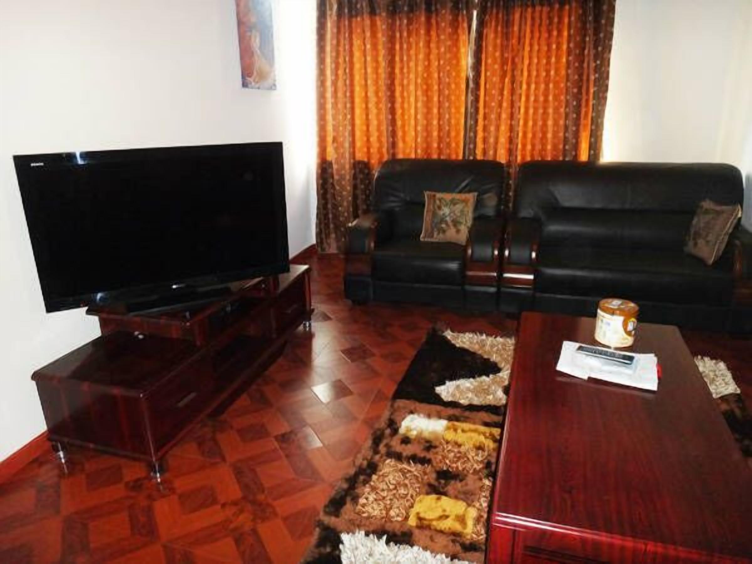 suite, 2 bedrooms | living area | flat-screen tv