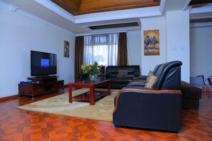 Suite, 2 Bedrooms | Living room