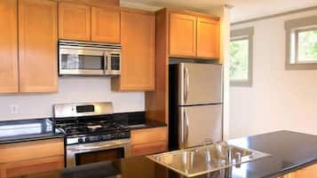 Deluxe Suite, 2 Bedrooms | Dapur peribadi | Peti sejuk, ketuhar gelombang mikro (atas permintaan), ketuhar, dapur