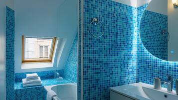 Apartemen, pemandangan kota (Charme) | Kamar mandi | Shower, perlengkapan kamar mandi ramah lingkungan, dan pengering rambut