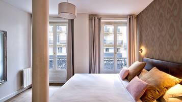 Apartment (So Chic) | In-room safe, individually decorated, individually furnished