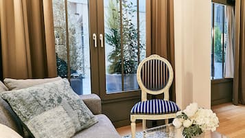 Appartement, rez-de-chaussée | Salle de séjour | Télévision à écran plat