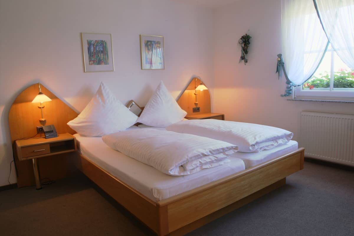 Standaard kamer, 1 twee- of 2 eenpersoonsbedden | Een kluis op de kamer, een bureau, geluiddichte muren, gratis babybedden