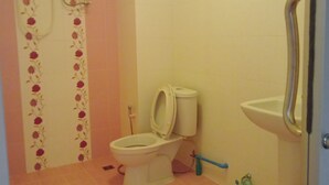 A bathroom with a toilet, a shower, and a sink. - Budsarakam Place Hotel (Chanthaburi)