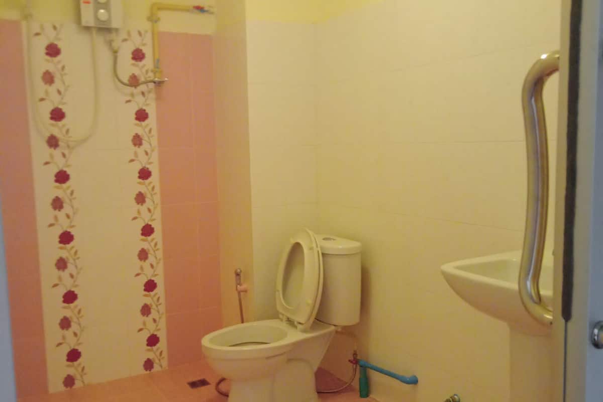 shower, free toiletries, towels, soap