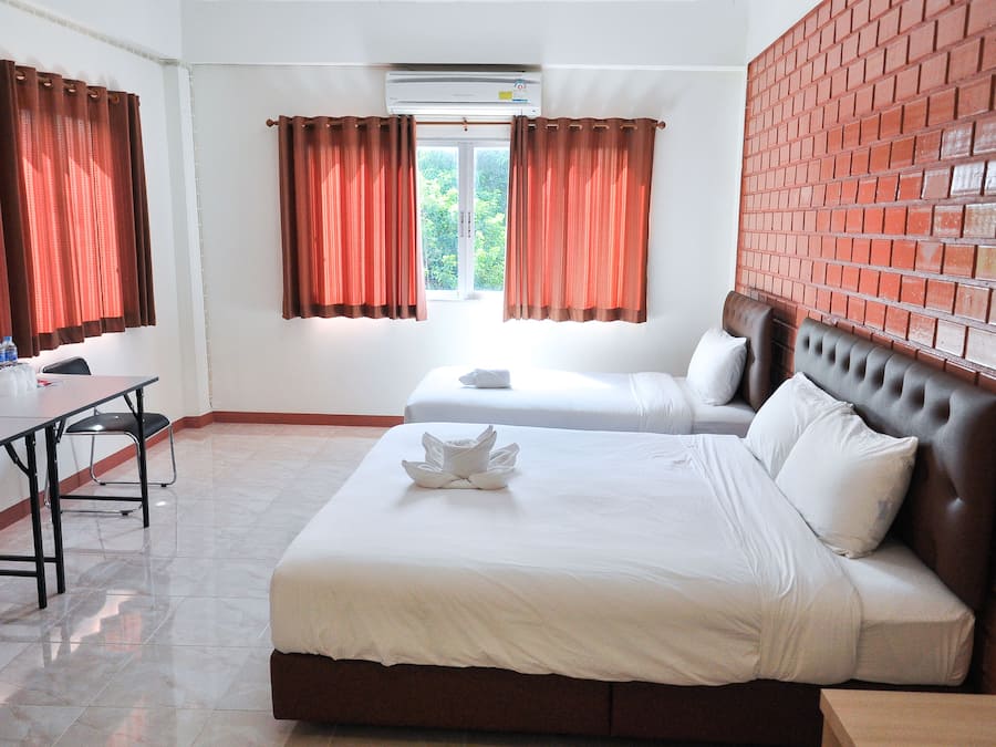 Standard Triple Room | Desk, free WiFi