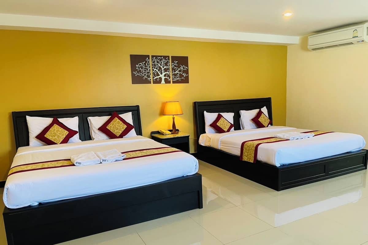 Quadruple Room | In-room safe, desk, blackout curtains, free WiFi