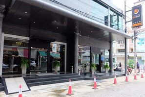 Property entrance - The Grand Day Night (Pattaya)