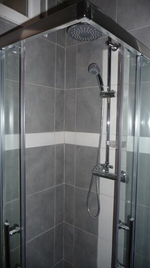 Classic Studio (7 rue de la Fourche) | Bathroom