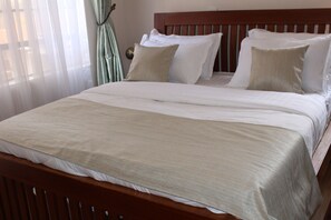 Premium bedding, in-room safe, desk, iron/ironing board - Sky View Park Apartments (Nairobi)