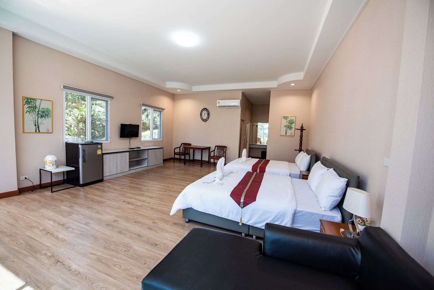 suite 4 pcs included | desk, free wifi