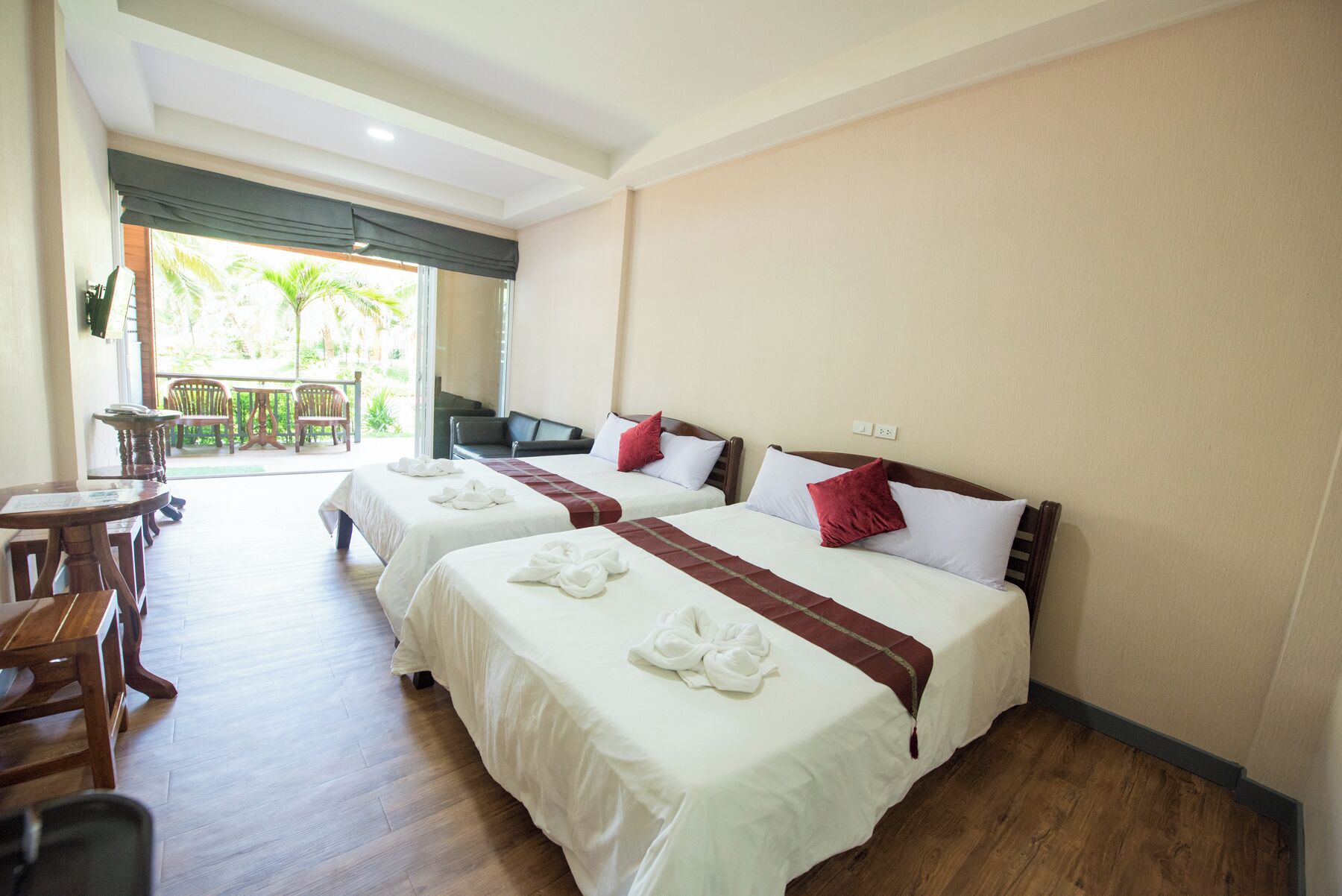 deluxe 2 queen beds smoke free | desk, free wifi