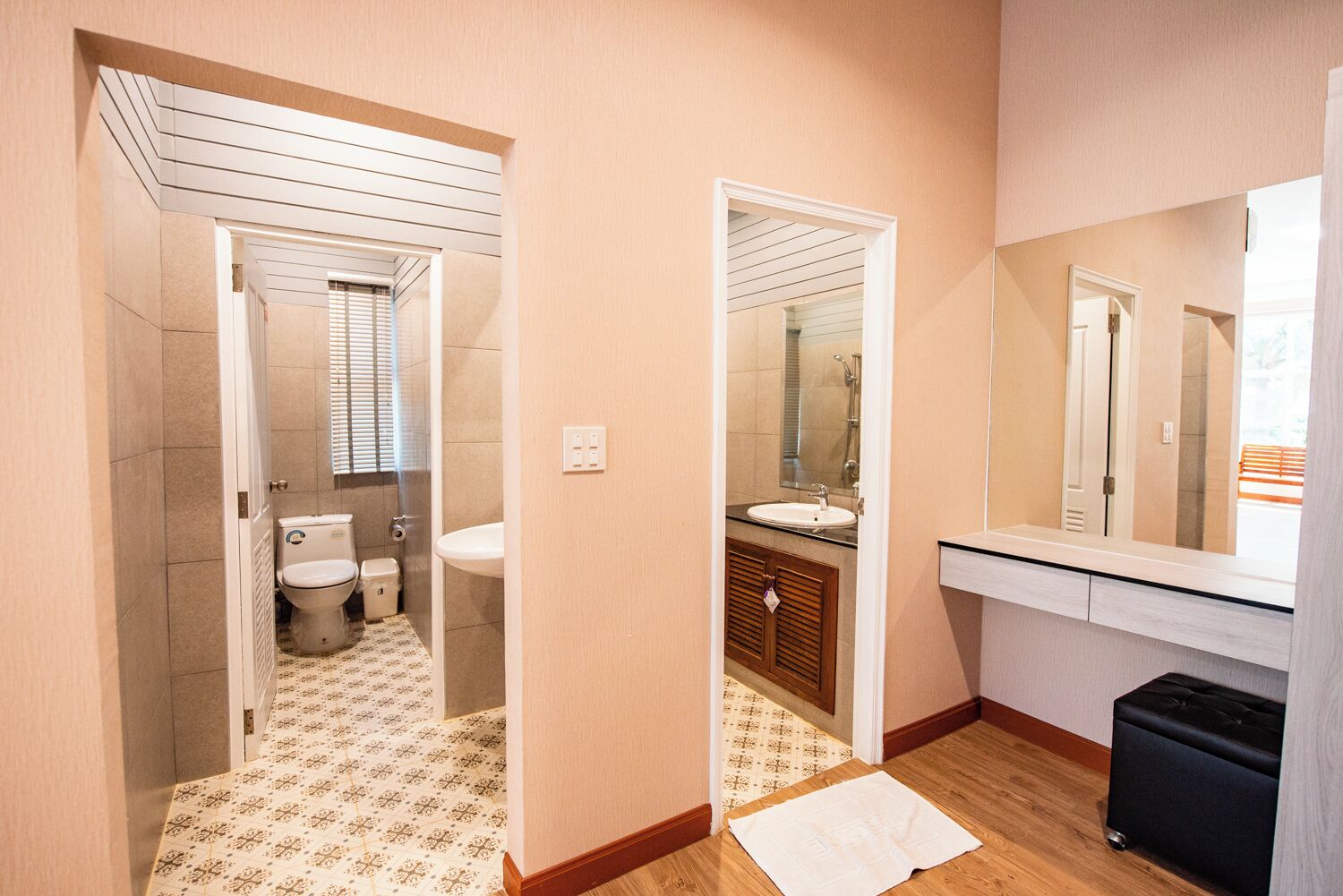 suite 4 pcs included | bathroom | shower, free toiletries, hair dryer, towels