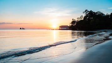 Playa privada y playa de arena blanca