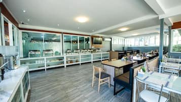 Desayuno continental (THB 200 por persona)