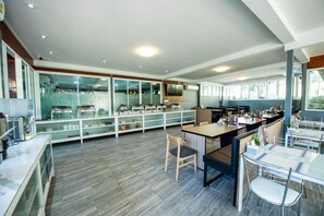 Petit déjeuner continental (200 THB par personne)