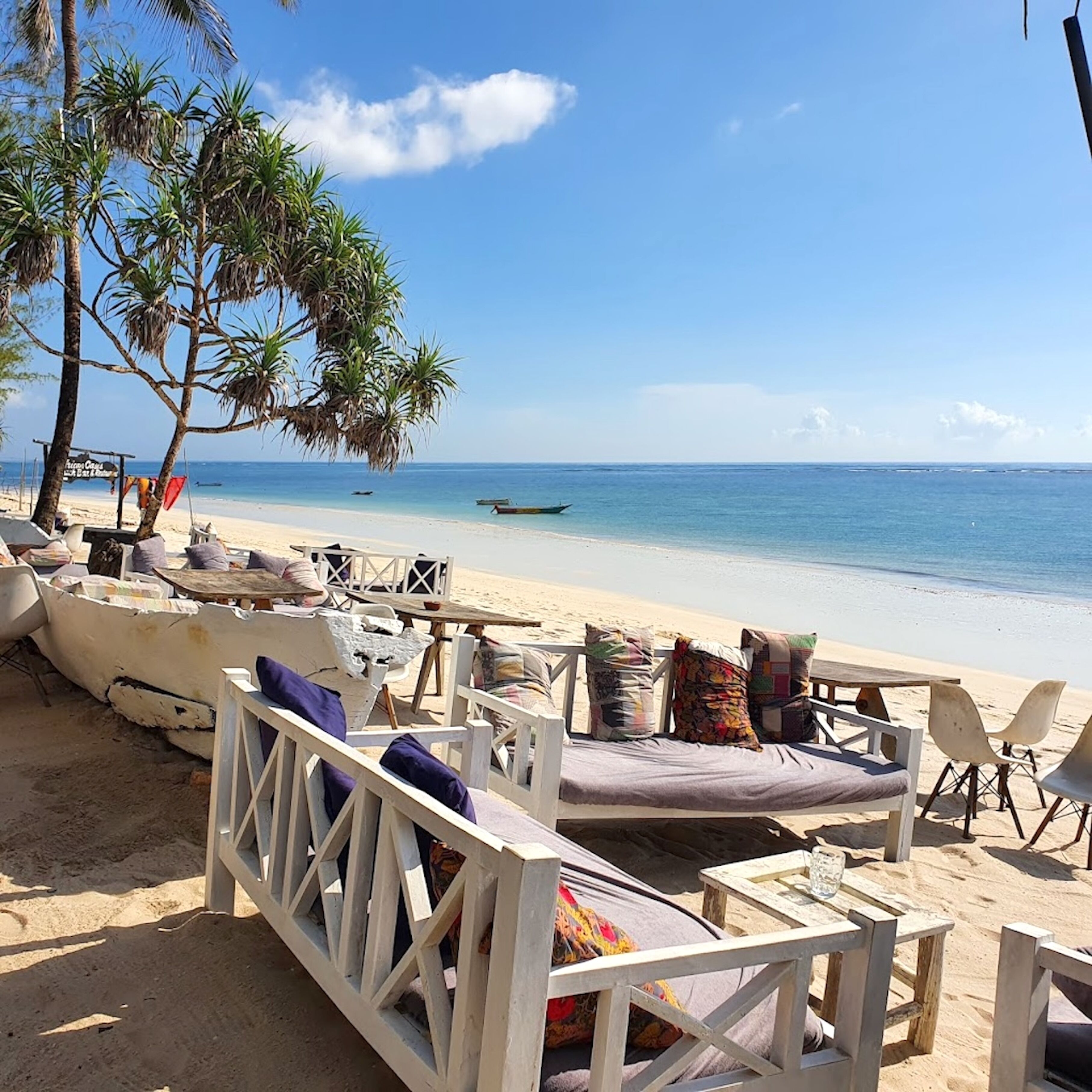 Na praia, espreguiçadeiras, toalhas de praia 