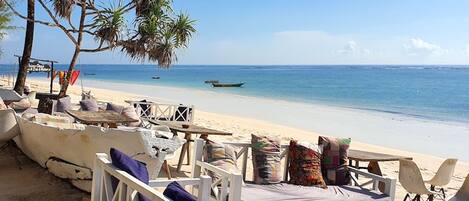 Na praia, espreguiçadeiras, toalhas de praia