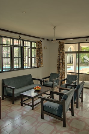 Flat-screen TV - Bahari Dhow Beach Villas (Diani Beach)