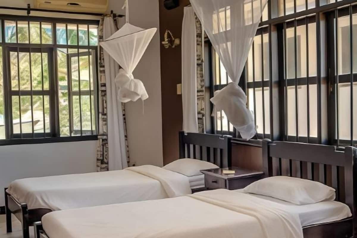 Premium bedding, in-room safe, desk, iron/ironing board