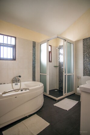 Rainfall showerhead, free toiletries, slippers, towels - Bahari Dhow Beach Villas (Diani Beach)