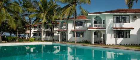 3 piscinas al aire libre, sillones reclinables de piscina