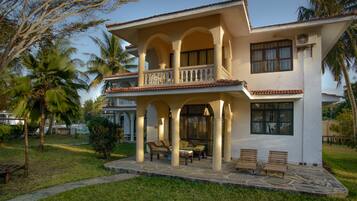 Roupas de cama premium, cofres nos quartos, escrivaninha