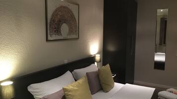 Doppelzimmer, Gartenblick | Allergikerbettwaren, Schreibtisch, Verdunkelungsvorhänge, Babybetten