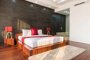 Deluxe Double Suite with Balcony - Unlimited Free Airport & Downtown Transfer | Biancheria da letto di alta qualità, materassi a doppio strato, minibar